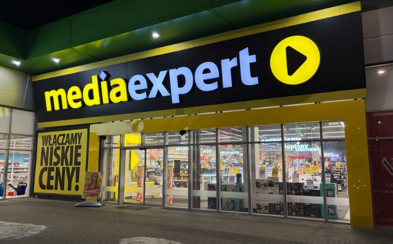 Salon Media Expert — front obiektu z podświetlanym szyldem